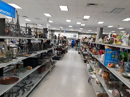 Thrift Store «Goodwill Littleton - County Line», reviews and photos, 161 W County Line Rd, Littleton, CO 80129, USA