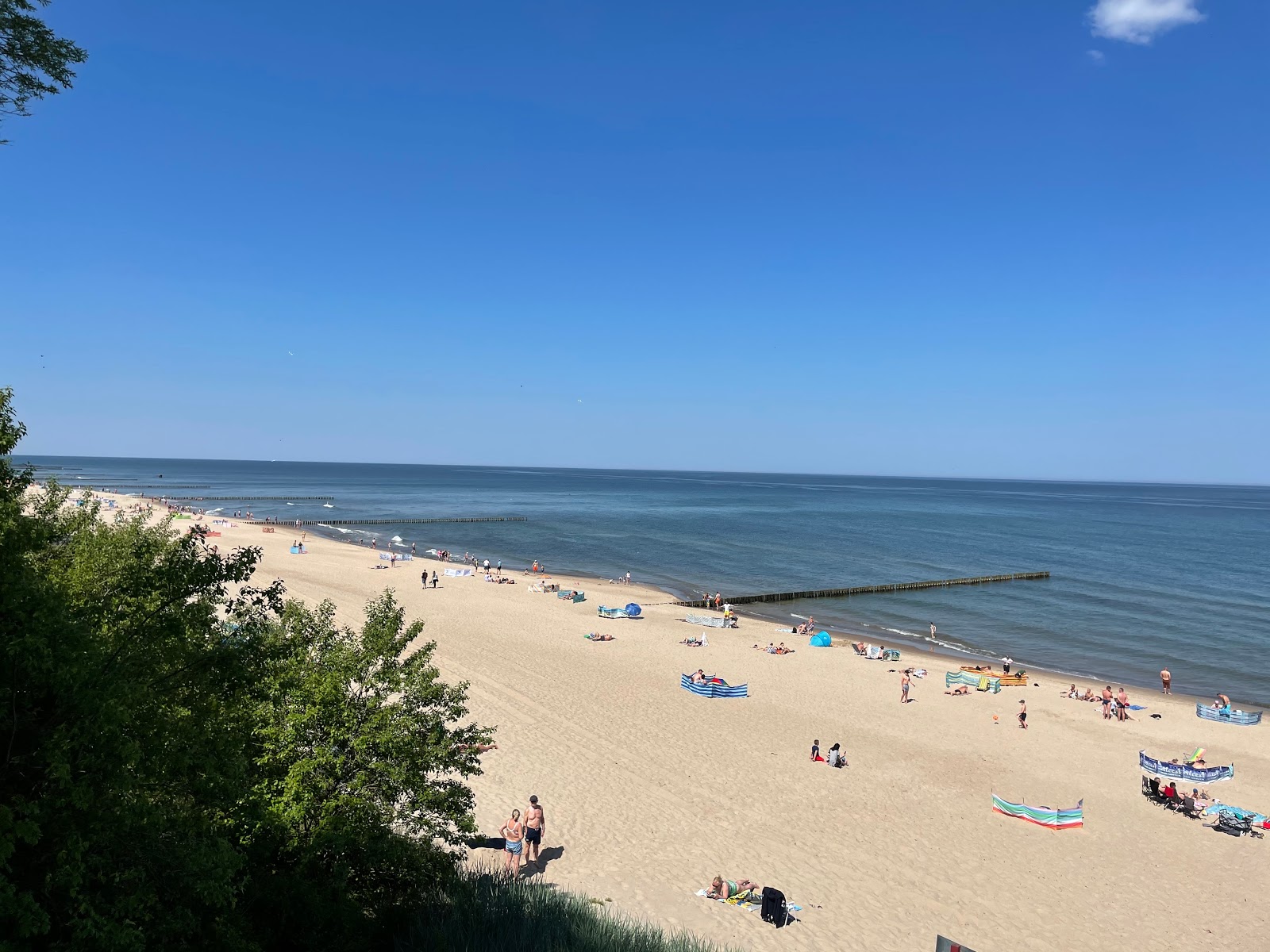 Fotografija Rewal Beach z svetel pesek površino