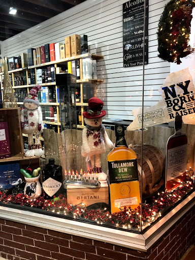 Liquor Store «Roslyn Wine & Liquor (Liquor Store)», reviews and photos, 1366 Old Northern Blvd, Roslyn, NY 11576, USA