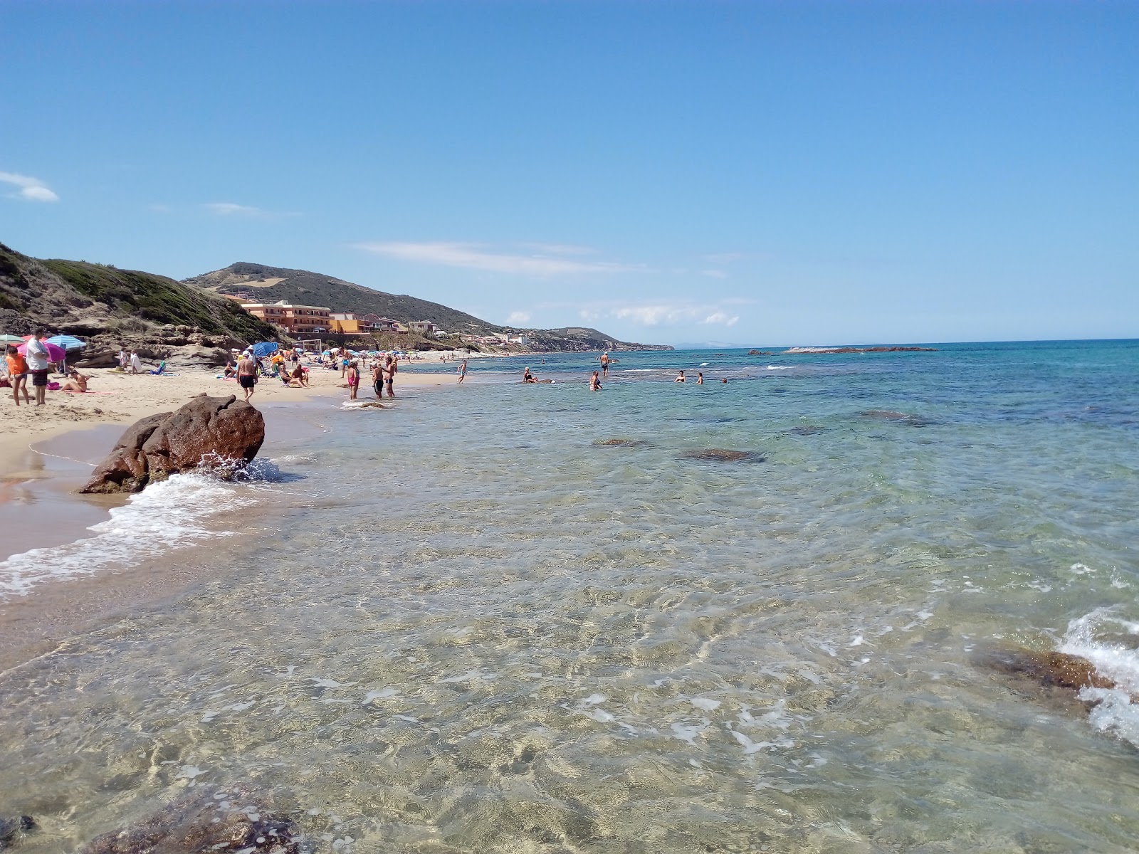 Fotografija Spiaggia di Ampurias z rjavi pesek površino