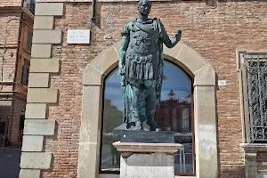 Statua di Giulio Cesare image