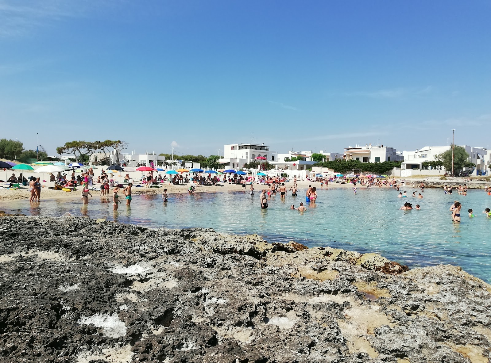 Photo de Baia di Camerini beach avec un niveau de propreté de partiellement propre