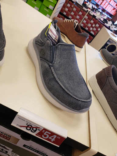 Shoe Store «Famous Footwear», reviews and photos, 4190 Vinewood Ln N, Plymouth, MN 55442, USA