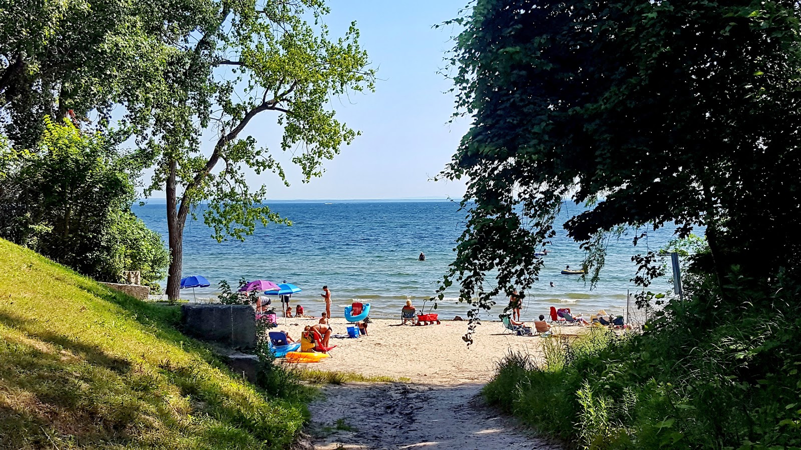 Foto di Crescent Beach con una superficie del sabbia beige