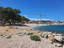 Foto von Mirna beach mit kleine bucht