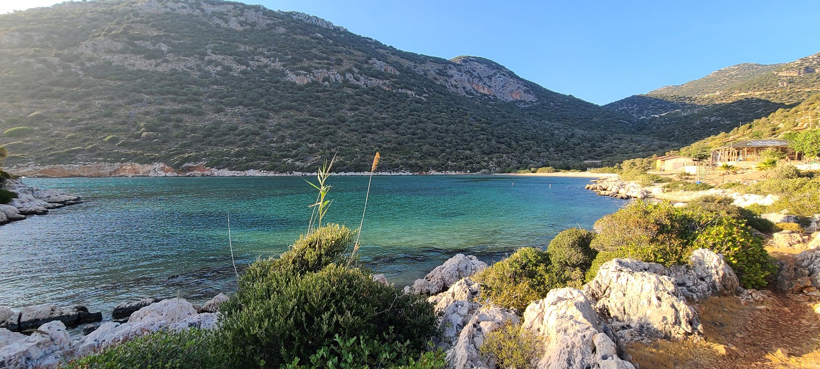 Foto av Inonu bay beach II med blå rent vatten yta