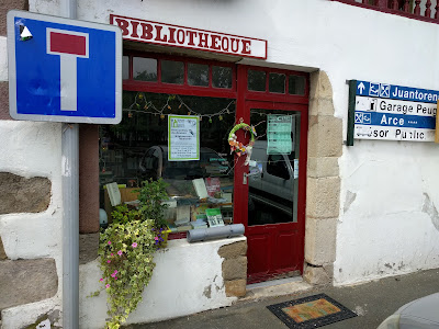 Bibliotheque à Saint-Étienne-de-Baïgorry