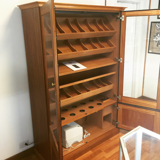 Tobacco Shop «Harbor Glass & Fine Tobacco», reviews and photos, 409 W Ehringhaus St, Elizabeth City, NC 27909, USA