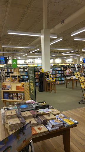 Book Store «Barnes & Noble Booksellers El Paso/Fountains at Farah», reviews and photos, 8889 Gateway Blvd W #120, El Paso, TX 79925, USA