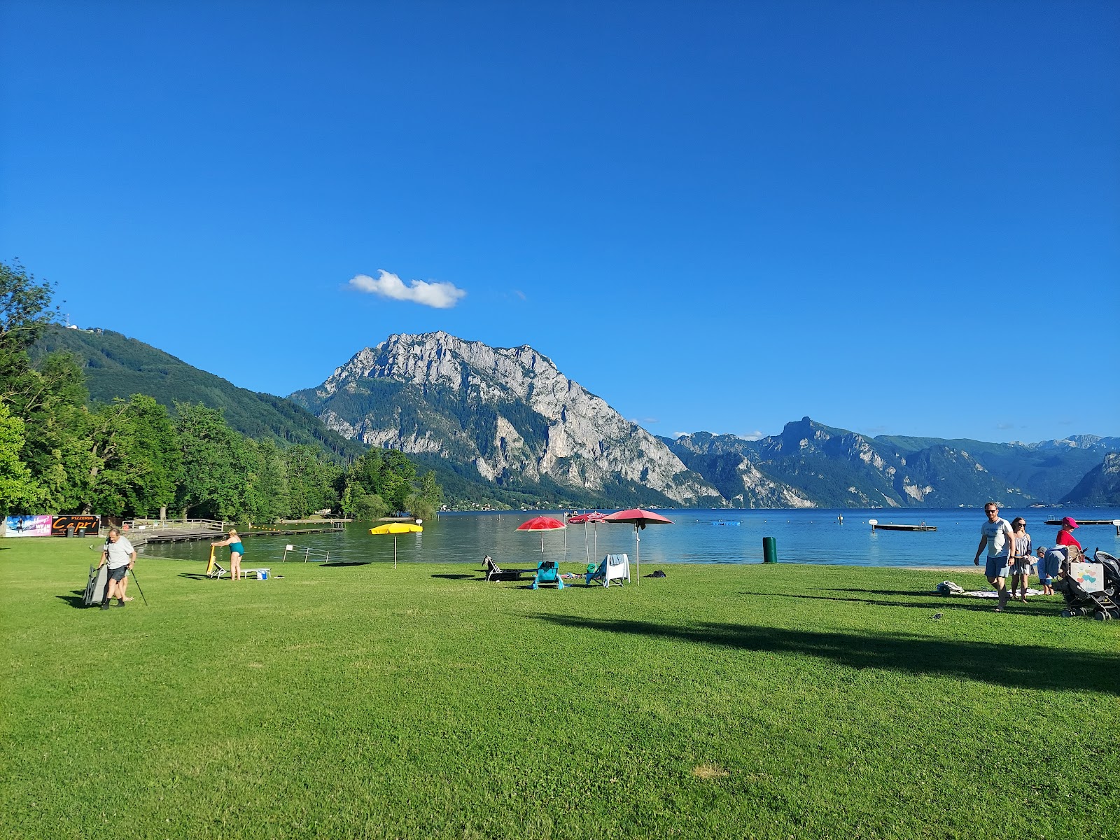 Foto di Gmundner Strandbad con una superficie del erba