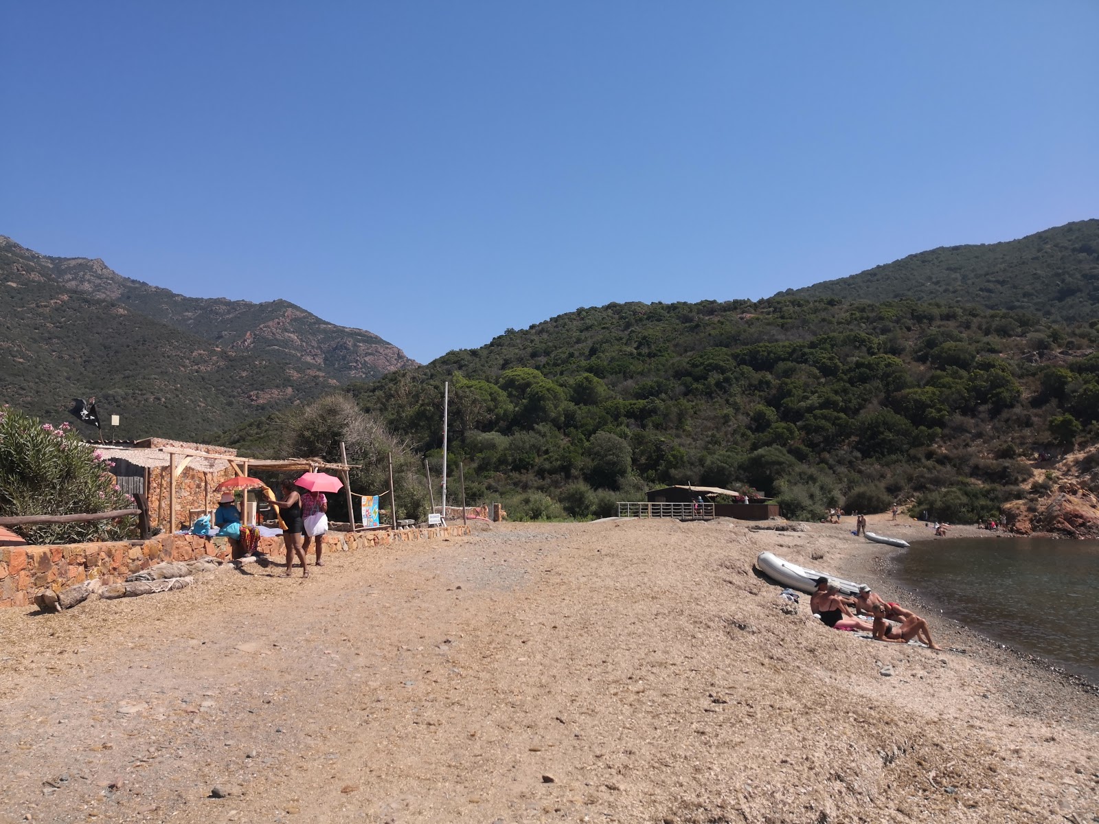 Foto de Girolata beach com meios de comunicação nível de limpeza