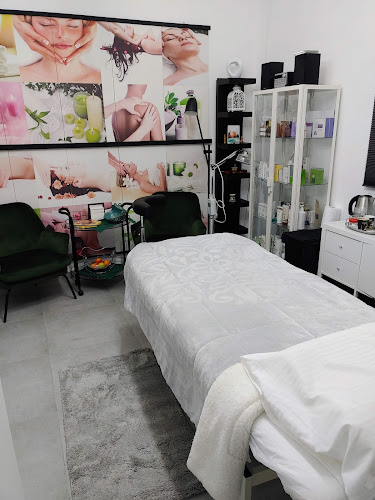 אינה ביגלמן רפואה משלימה בחיפה Be-In-Therapy :רפלקסולוגיה, דיקור סיני, כוסות רוח,ארומתרפיה,דיקור קוסמטי
