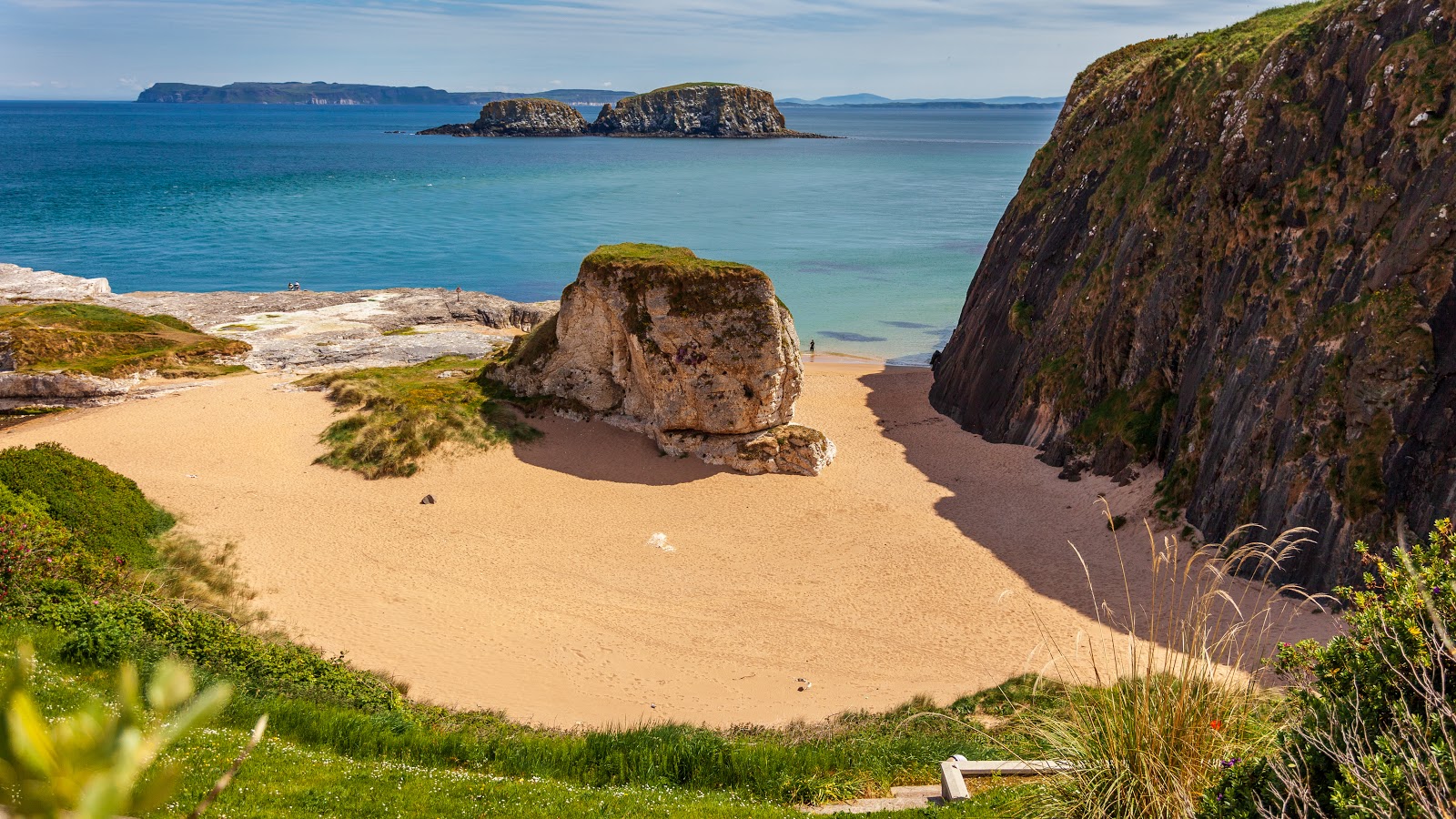 Φωτογραφία του Ballintoy Hidden Beach με φωτεινή άμμος επιφάνεια