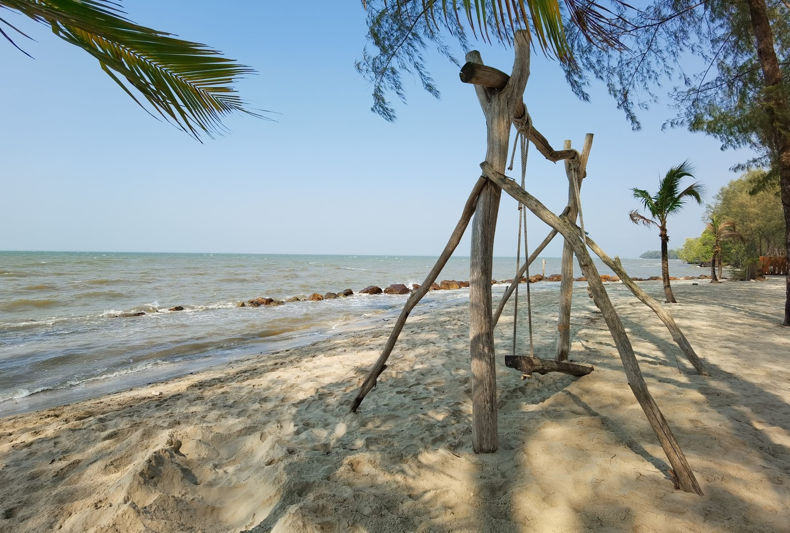 Fotografie cu Suvarn Gleaw Thong Beach cu drept și lung