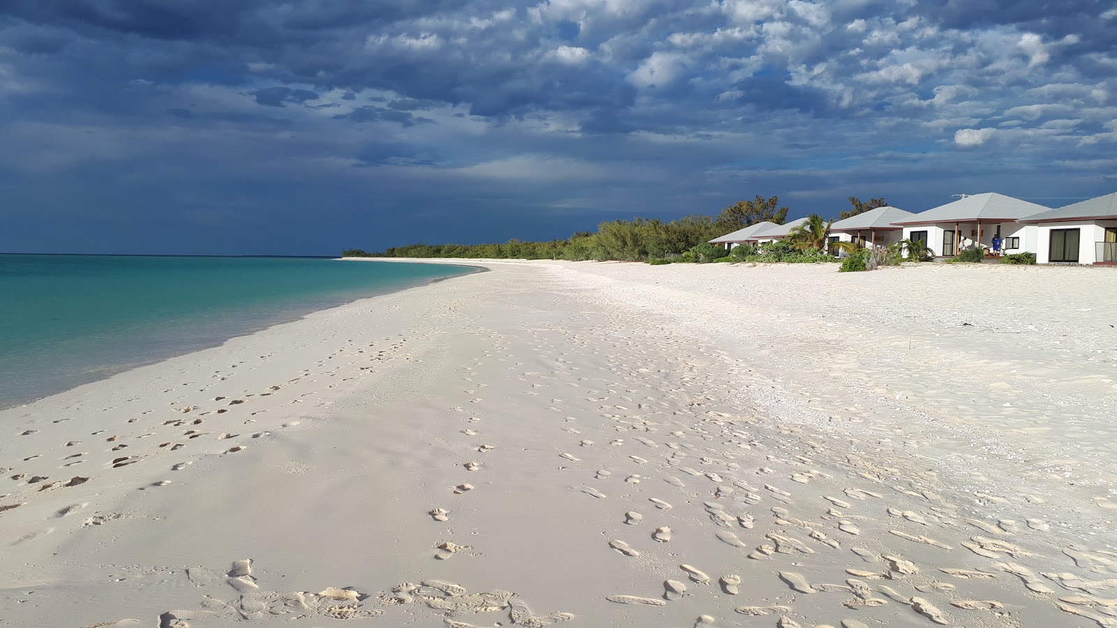 Foto van Ouvea Beach met wit fijn zand oppervlakte