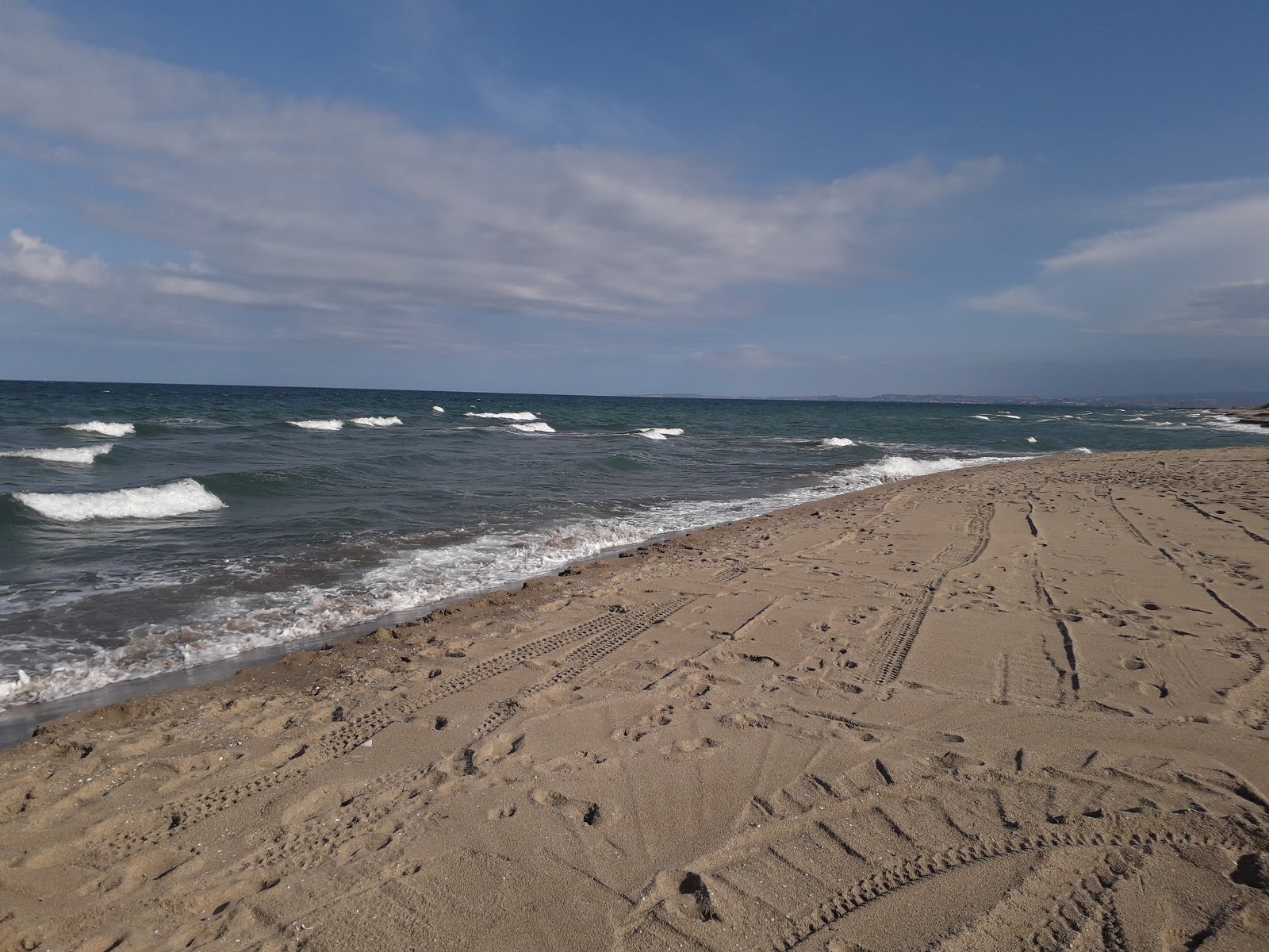 Photo de Primosole beach II avec rivage droit, long