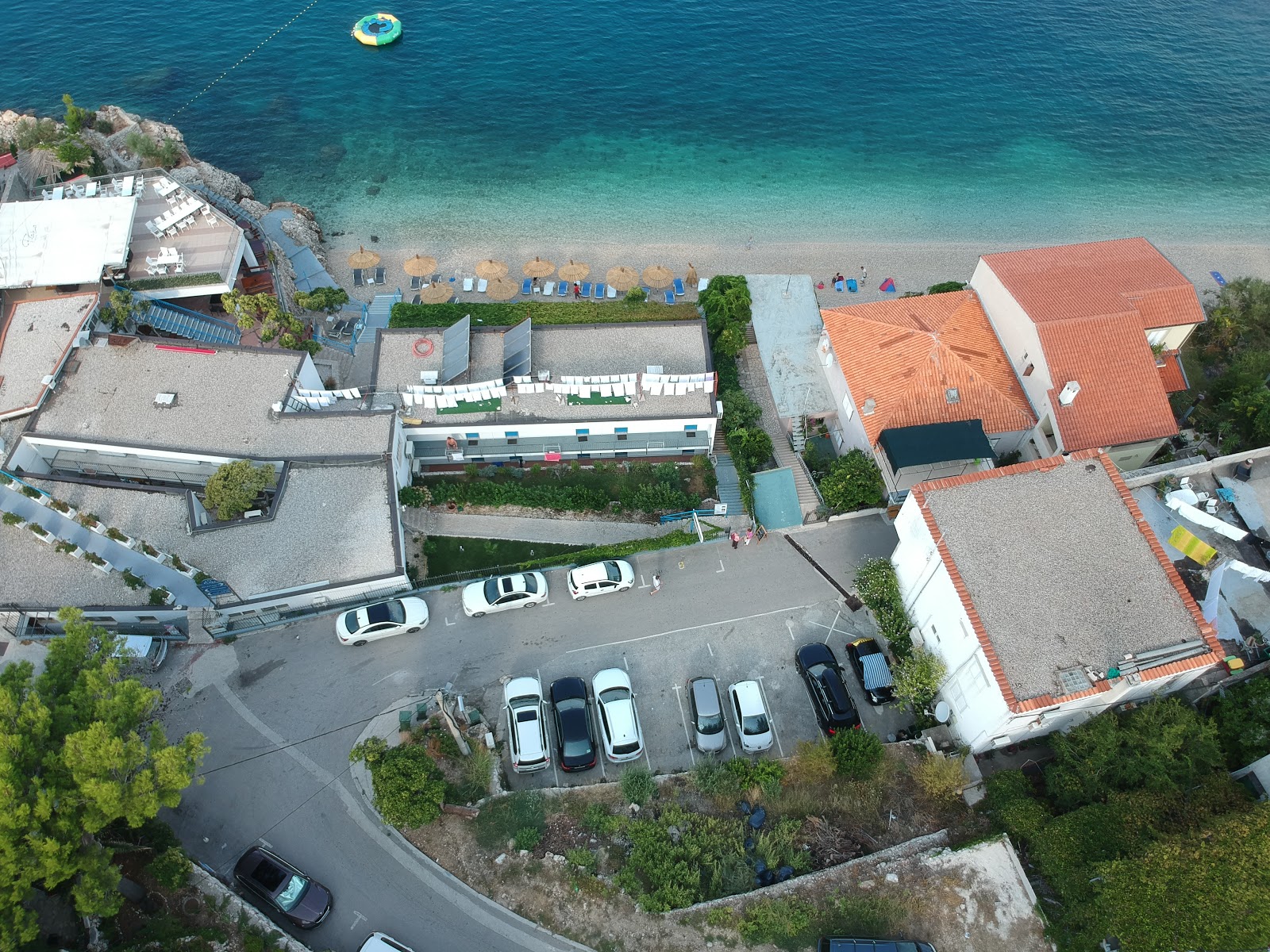 Photo of Izbitac beach backed by cliffs