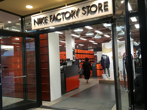 ナイキファクトリーストア 幕張 - Nike Factory Store Makuhari