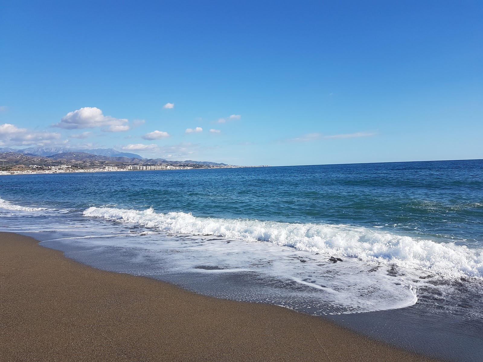 Fotografie cu Playa de Torre del Mar - locul popular printre cunoscătorii de relaxare