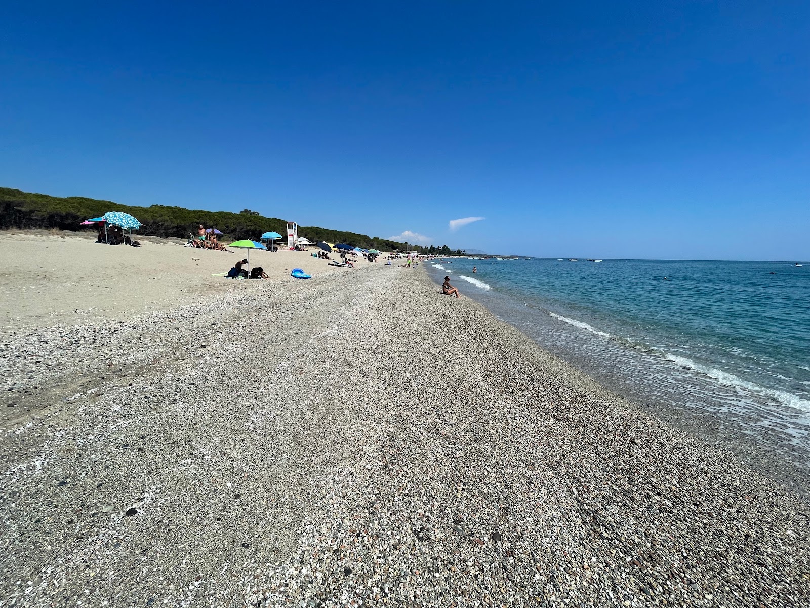 Spiaggia di Museddu'in fotoğrafı mavi saf su yüzey ile