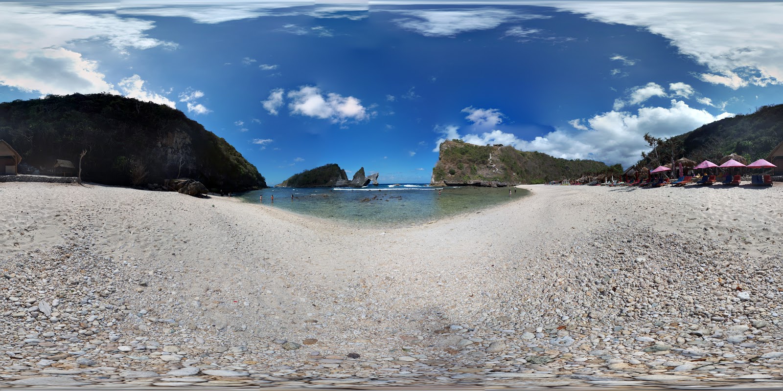 Foto de Praia de Atuh rodeado por montanhas