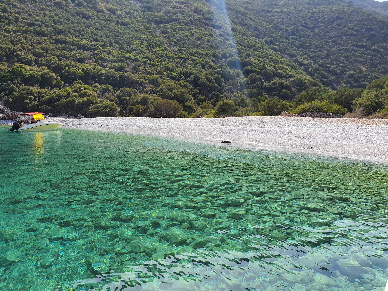 Antrogialos beach'in fotoğrafı uçurumlarla desteklenmiş