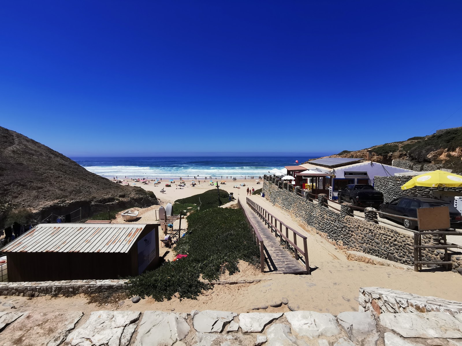 Fotografie cu Praia do Castelejo sprijinit de stânci