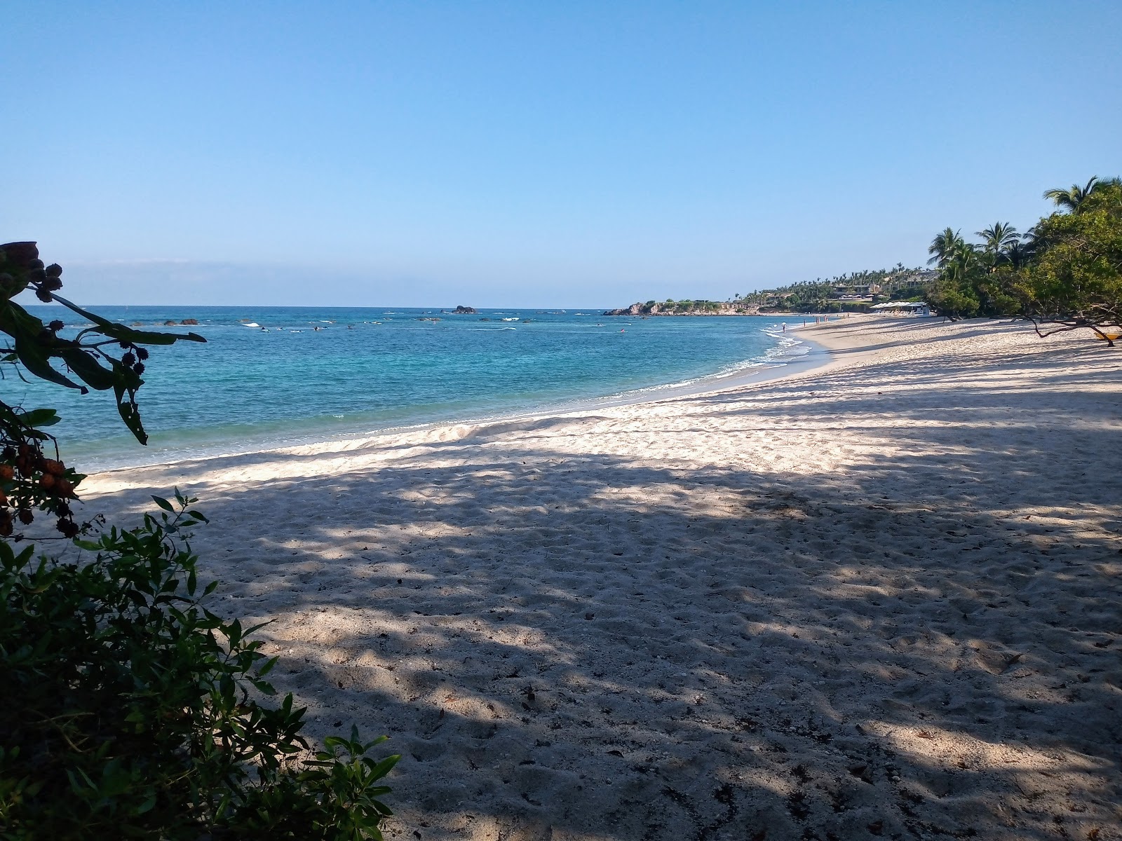 Photo de Plage de Punta Mita II entouré de montagnes
