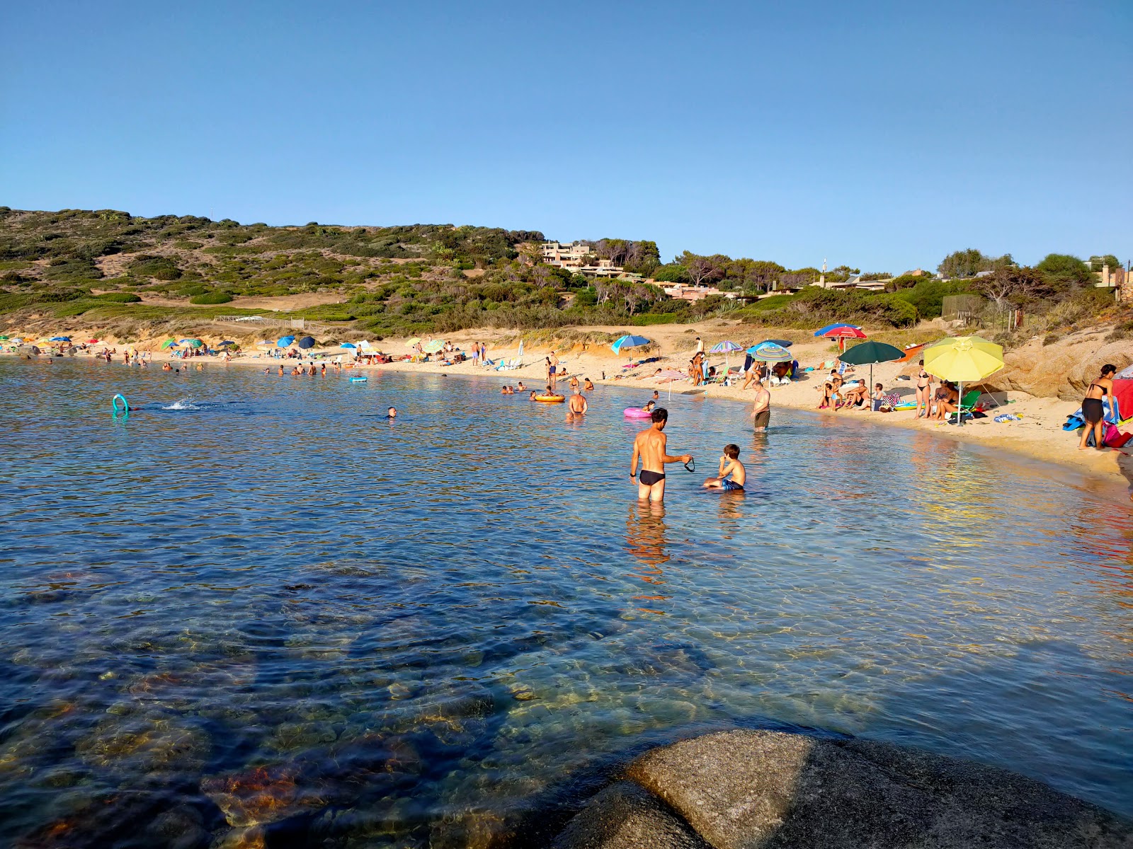 Foto de Playa de Santo Stefano y el asentamiento