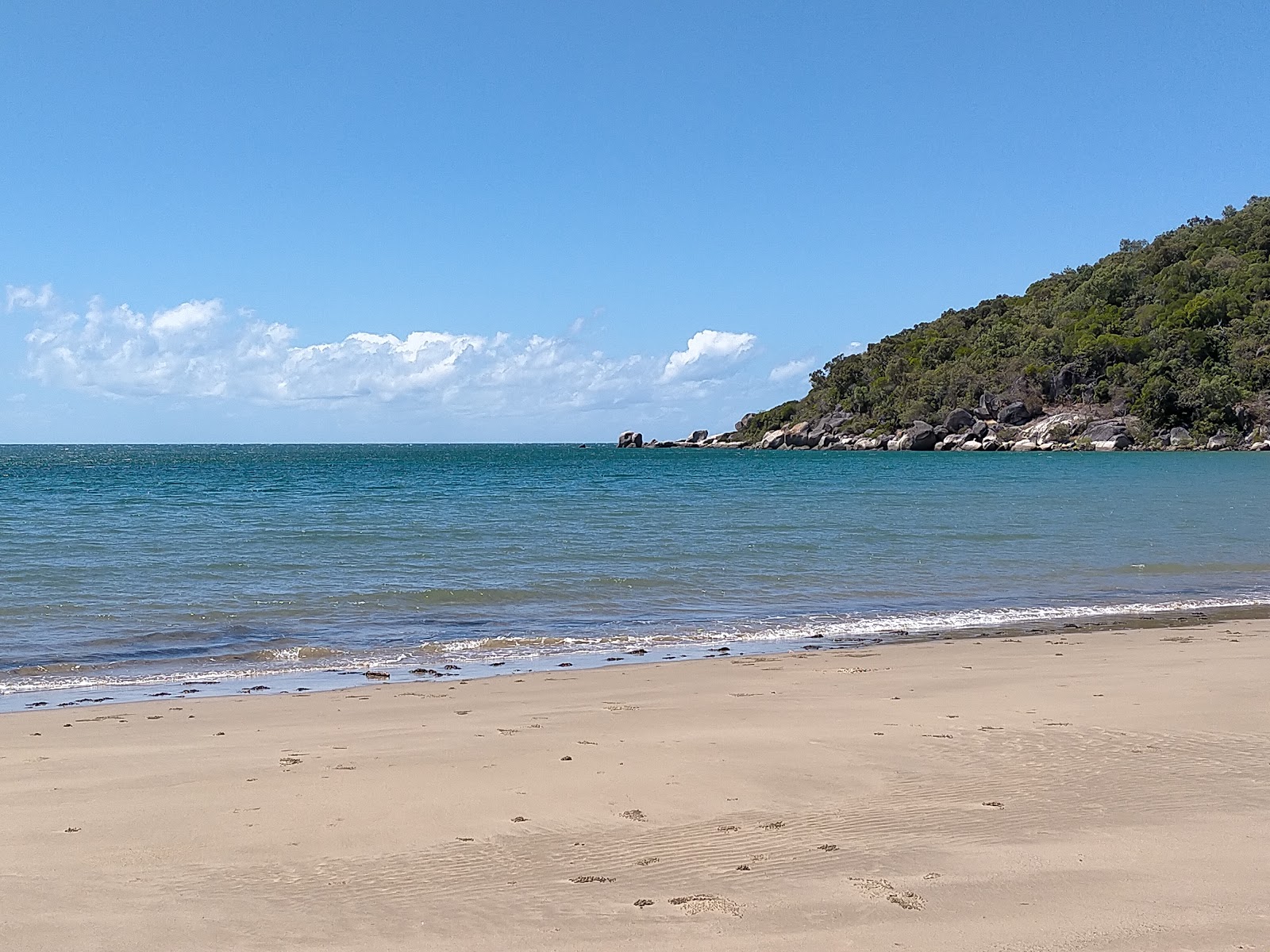 Finch Bay Beach的照片 带有碧绿色纯水表面