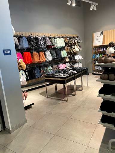 Clothing Store «H&M», reviews and photos, 37 Aquarium Way, Long Beach, CA 90802, USA