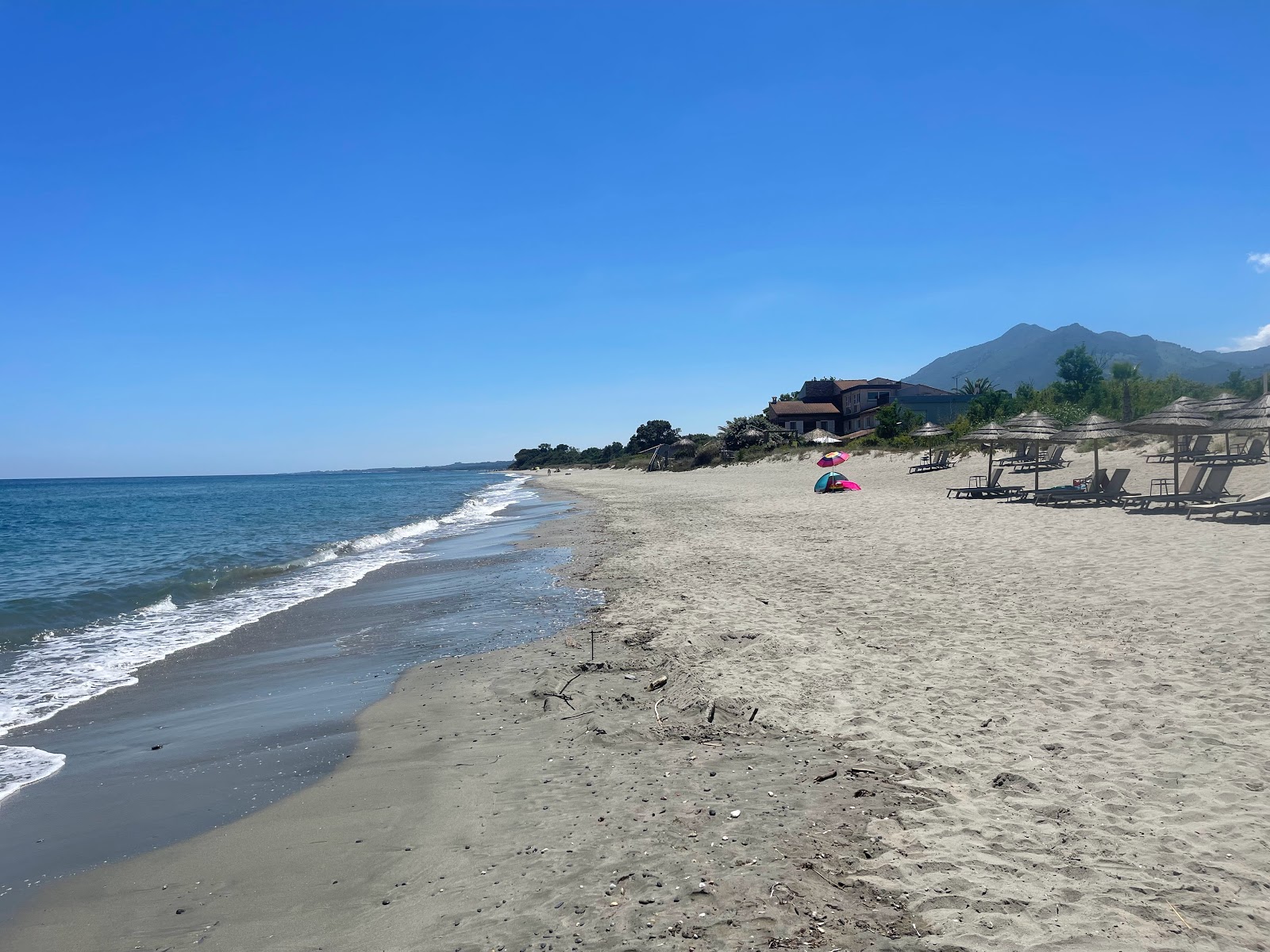 Foto di Plage de la Caravelle con una superficie del sabbia beige