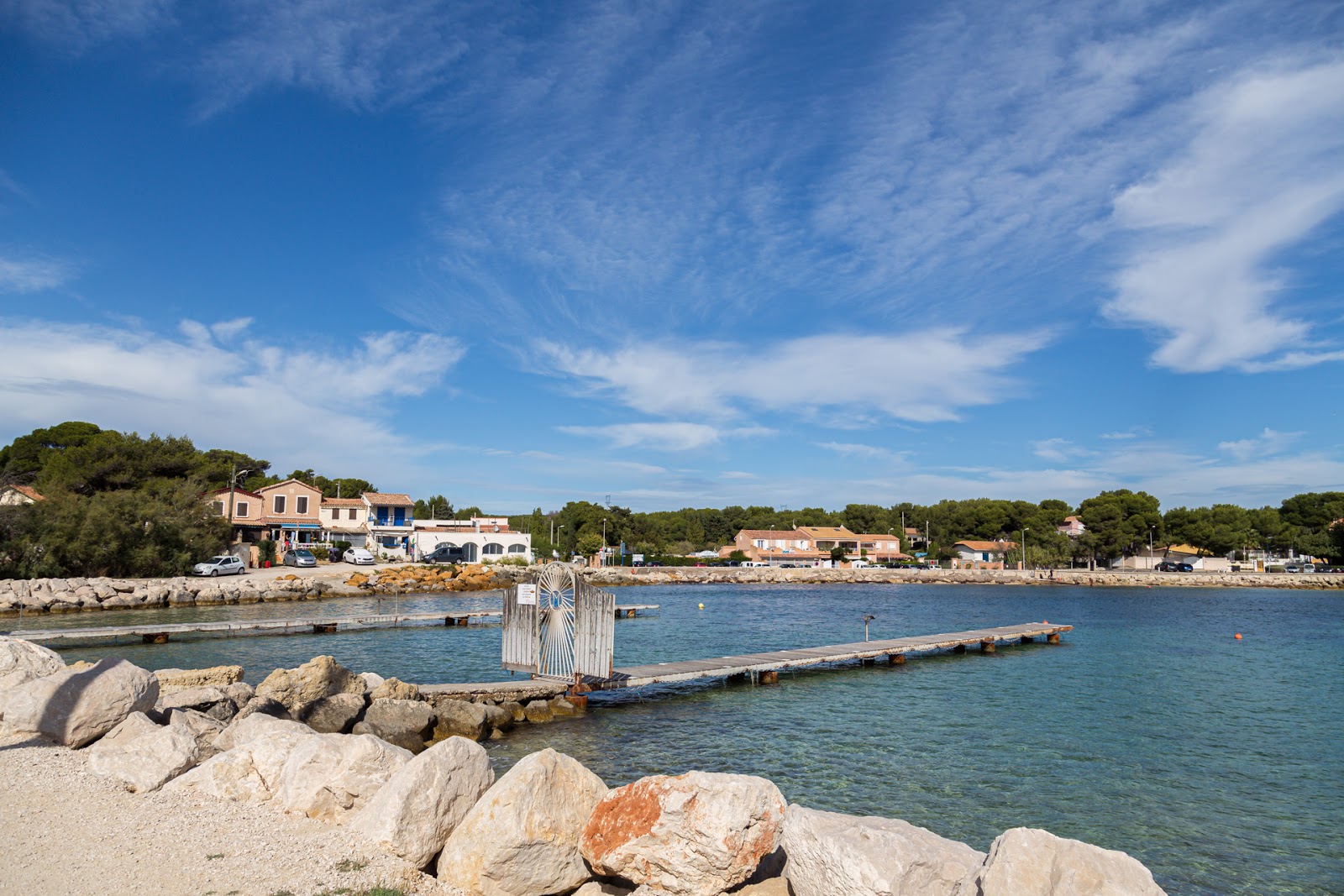 Valokuva Calanque des Tamarisista. pinnalla turkoosi puhdas vesi:n kanssa