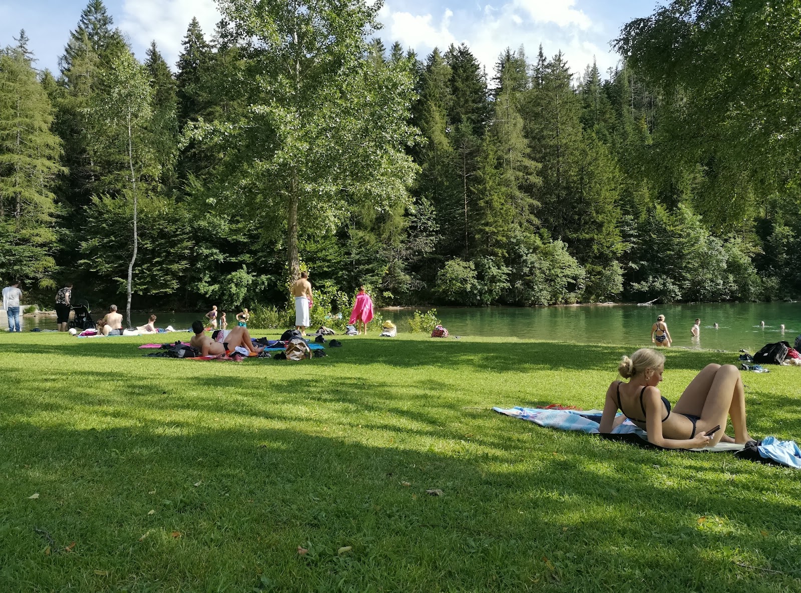 Foto van Strandbad Hintersteinersee ondersteund door kliffen