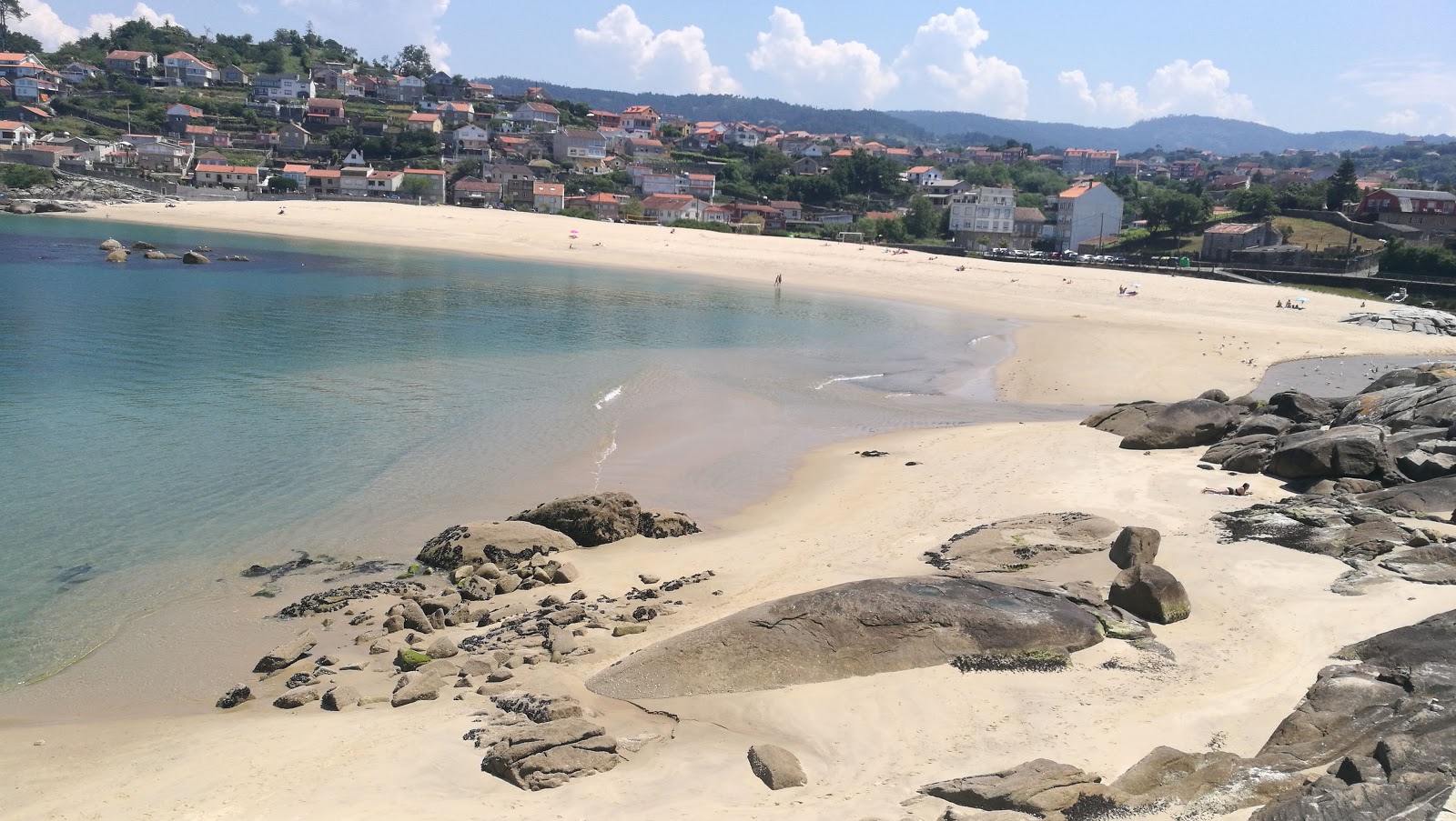 Photo de Praia de Loira protégé par des falaises