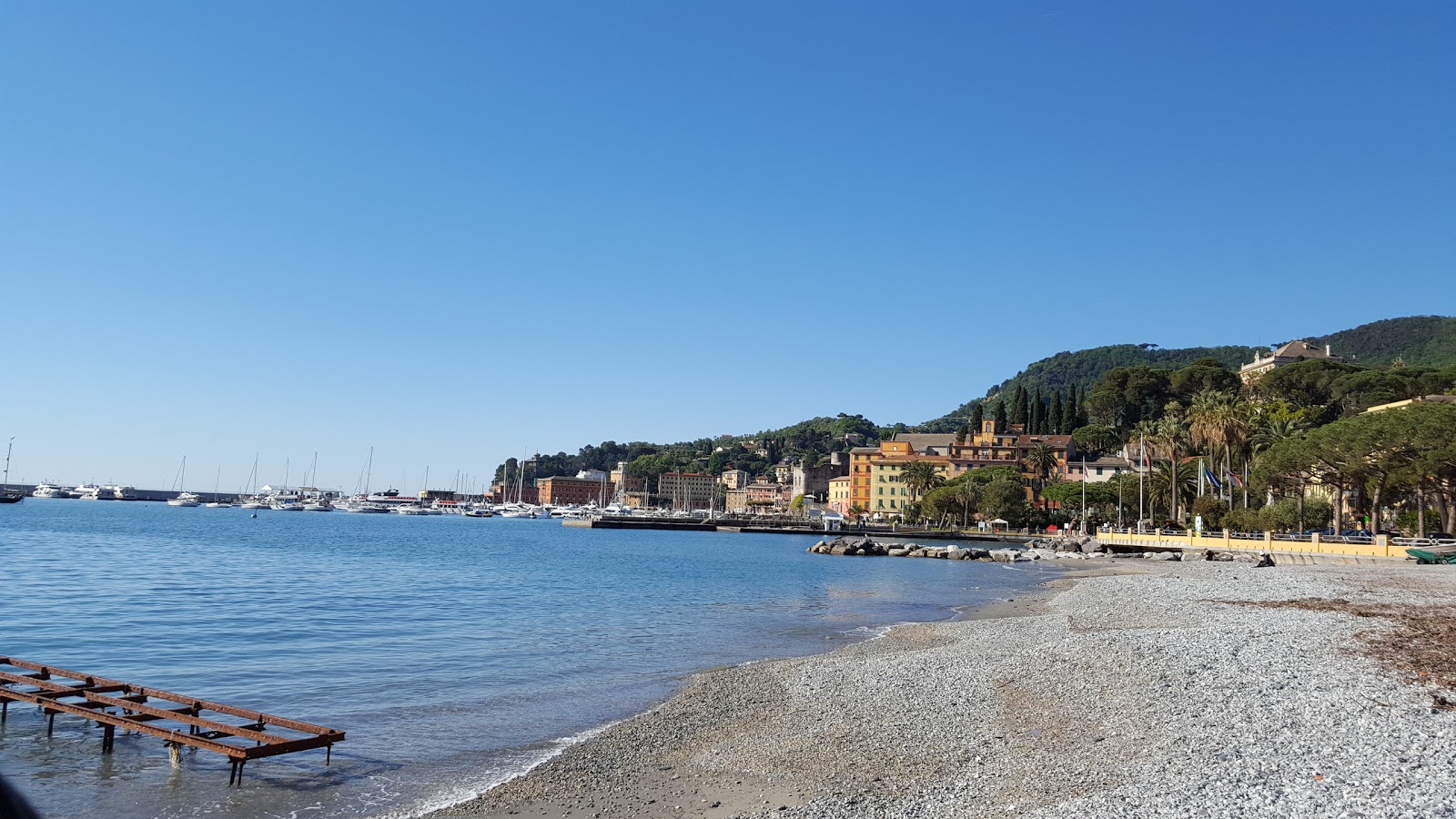 Fotografie cu Santa Margherita cu o suprafață de apa albastra