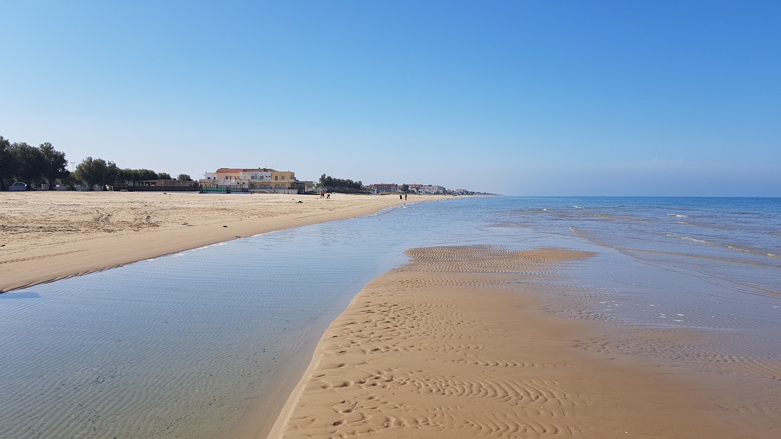 Foto van Spiaggia di Torre Mileto met bruin zand oppervlakte