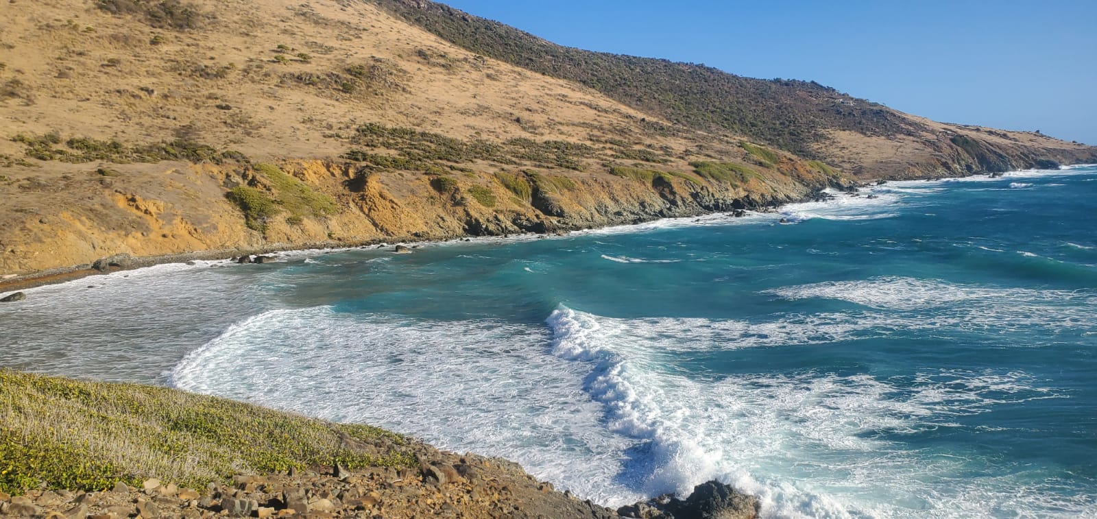 Zdjęcie Guana Bay beach z przestronna linia brzegowa