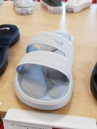 Shoe Store «Famous Footwear», reviews and photos, 2937 Taylor Rd Ext, Reynoldsburg, OH 43068, USA