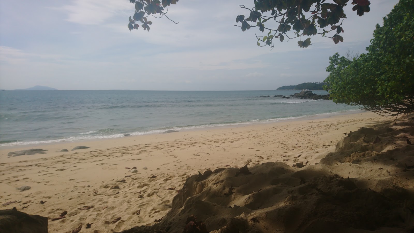 Fotografija Mueang Beach z turkizna čista voda površino