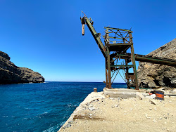 Foto di Petroussa beach sorretto da scogliere