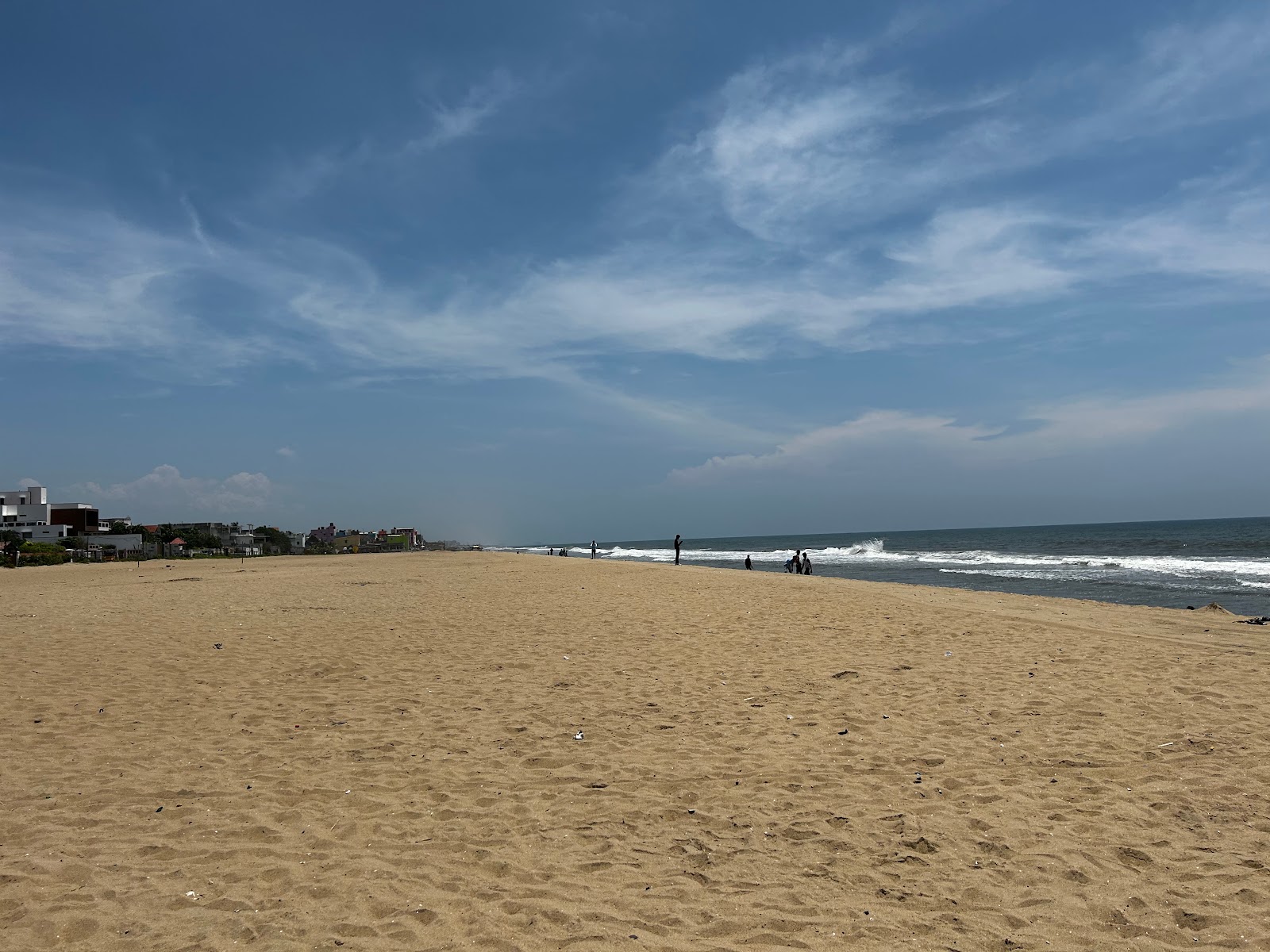 Foto von Neelangarai Beach mit beiger sand Oberfläche