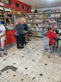 Atmosphère du Restauration rapide La Boutique Couzotte chez Rahim à Couze-et-Saint-Front - n°2