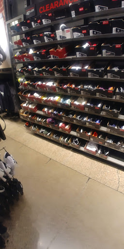 Shopping Mall «Woodburn Premium Outlets», reviews and photos, 1001 N Arney Rd, Woodburn, OR 97071, USA