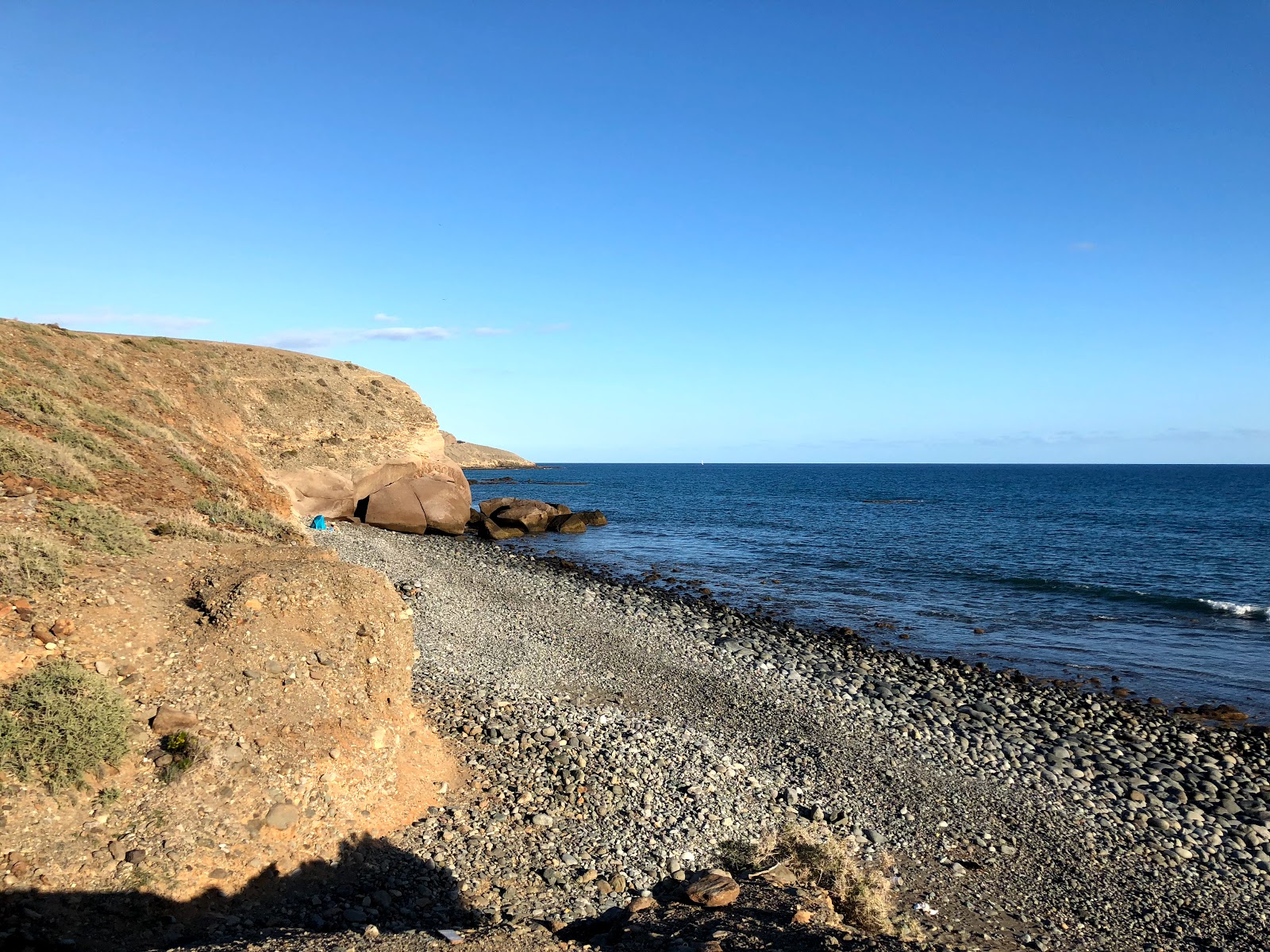 Valokuva Llanillo Santa Aguedaista. pinnalla sininen puhdas vesi:n kanssa