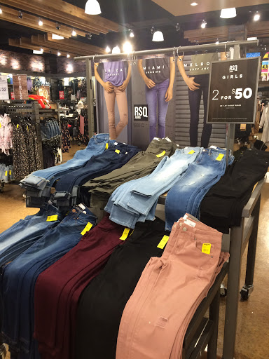Clothing Store «Tillys», reviews and photos, 343 N Alafaya Trail, Orlando, FL 32828, USA