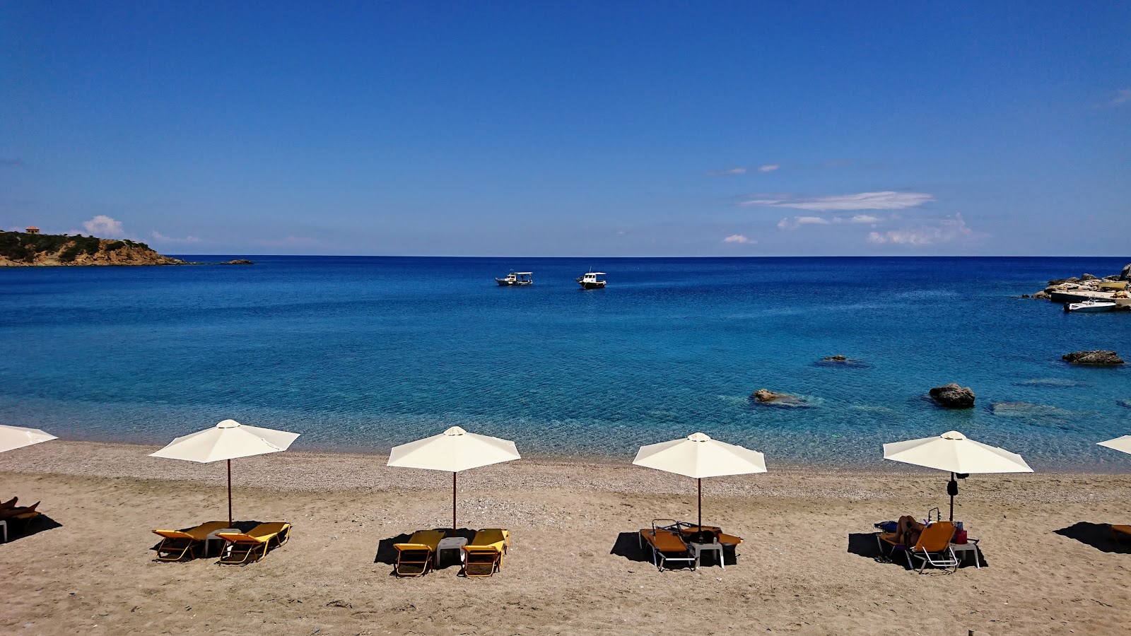 Agios Nikolaos beach'in fotoğrafı imkanlar alanı