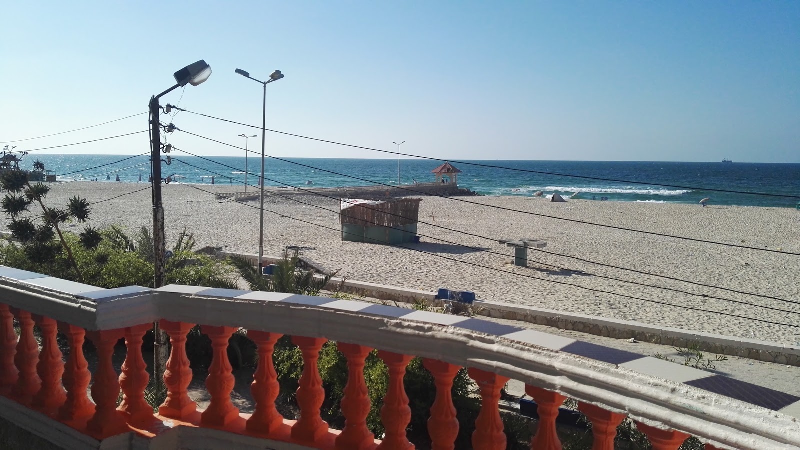 Foto van El-Kersh Beach met turquoise puur water oppervlakte