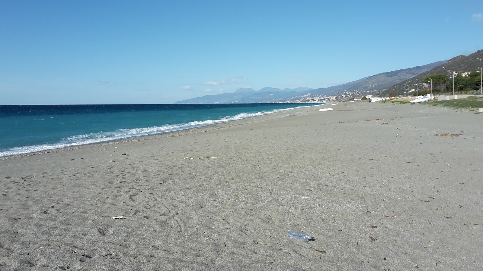 Stazione beach的照片 带有灰沙表面