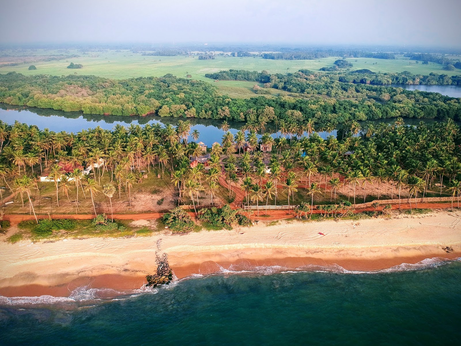 Muthupanthiya Beach的照片 带有碧绿色纯水表面